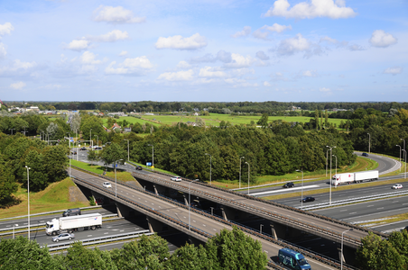 900320 Gezicht op het viaduct in de Universiteitsweg te Utrecht over de A28, vanaf het bovenste dek van de ...